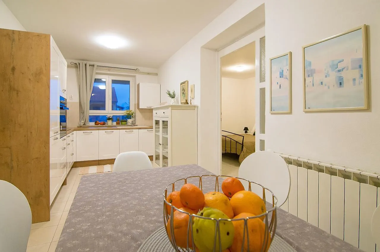 Apartments Lilly Banjole